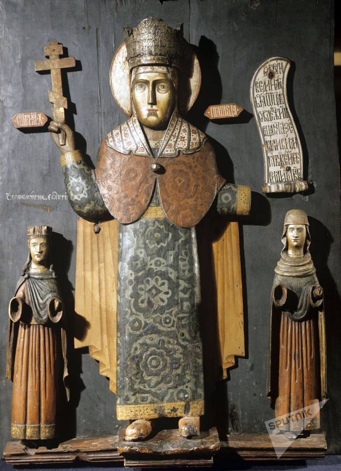 Скульптура 'Параскева Пятница со святыми Екатериной и Варварой'