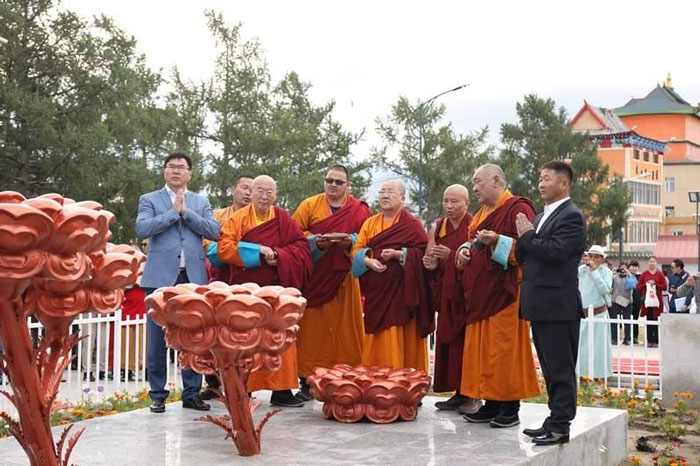 Открытие памятника маленькому Будде