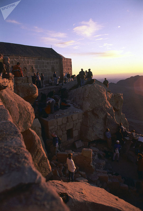 Туристы и верующие на горе Моисея