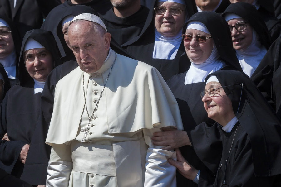 Папа Римский научил монахинь общаться в соцсетях