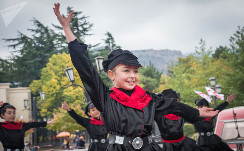 Детские ансамбли исполняли грузинские народные песни и танцы