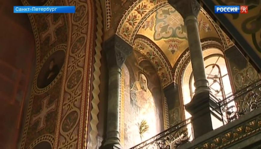 В Санкт-Петербурге восстанавливают настенную роспись Храма Богоявления