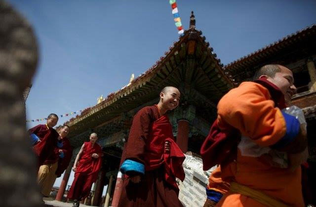 Молодые монахи возрождают в Монголии буддизм после многих лет репрессий