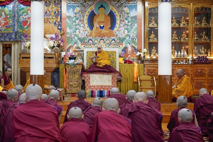 Его Святейшество Далай-лама даровал монашеские обеты послушникам из Монголии