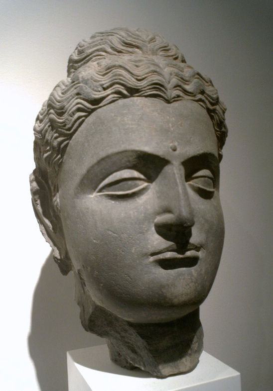 Будда с греческой прической, напоминающий Аполлона