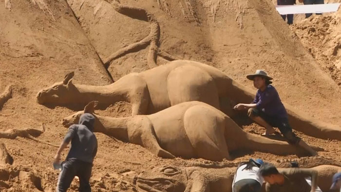 Боливийцы сделали песчаные скульптуры героев сказания о Ноевом ковчеге