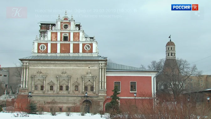 Трапезный храм, западный фасад которого украшает щипец, редкий для Москвы архитектурный элемент