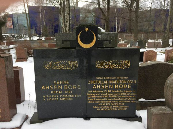 Могила Ахсена Бёре и его жены на мусульманском (татарском) кладбище Хельсинки