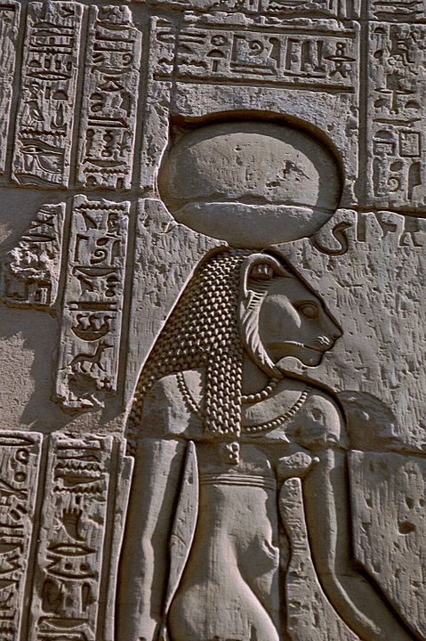 Древнеегипетская богиня Сехмет, покровительница врачей. Рельеф из храма в Ком-Омбо: https://ru.wikipedia.org/wiki/Сехмет#/media/Файл:GD-EG-KomOmbo016.JPG